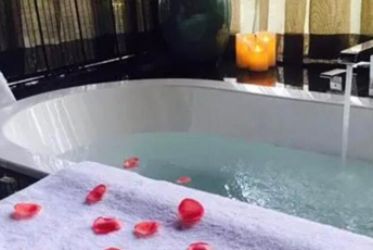 武汉江岸区水疗池中的失重冥想：当身体学会漂浮